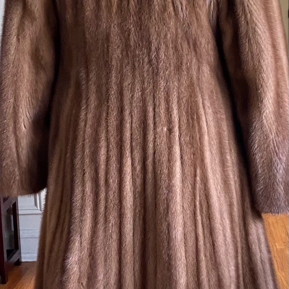 Ultra Soft Mink Fur Coat. Appx Size 8 - Picture 6 of 8